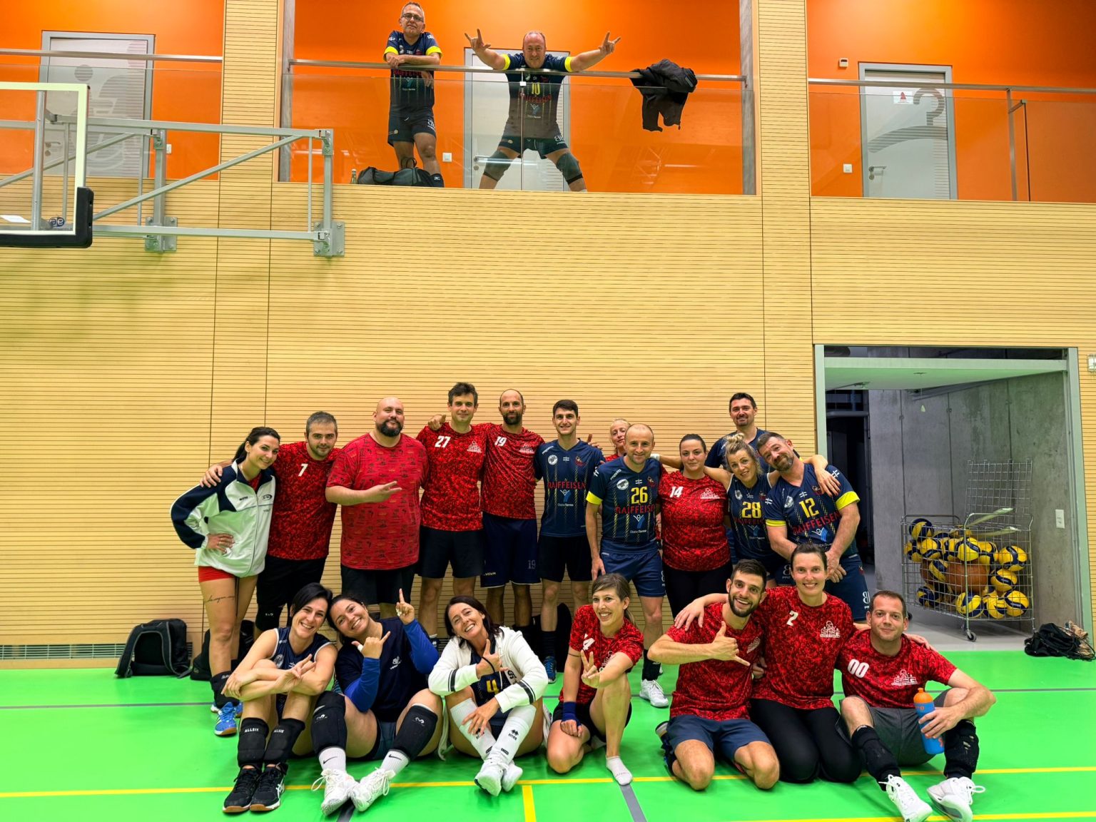 Partecipanti di Volley Promotion insieme in palestra